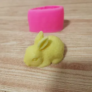 Vista dettagliata di uno stampo in silicone a coniglio rosa con un coniglio in cera