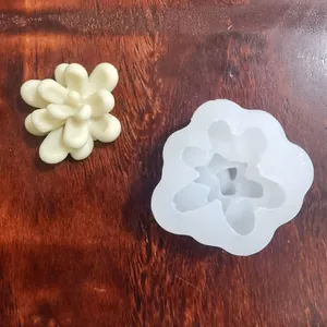 Detailansicht einer Sukkulenten-Rosen-Silikonform mit fertiger Fondant-Blumendekoration