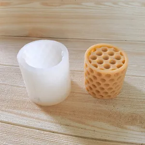 Detailansicht der zylindrischen Silikonform mit Wabenmuster für Kerzen und Harz