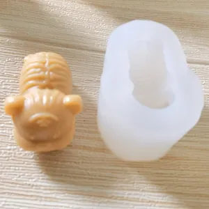 Détail montrant un moule en silicone tigre avec une figurine de tigre 3D marron finie