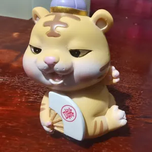 Primo piano di una simpatica statuina di tigre cinese con ventaglio della felicità