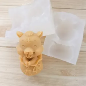 Vue détaillée d'un moule en silicone de tigre 3D avec un échantillon de modèle en plâtre