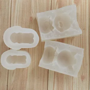 Gros plan détaillé montrant quatre moules en silicone pour gâteaux et bougies tigre.