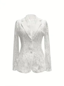 Vista frontale dettagliata di un elegante blazer in pizzo bianco con scollo a V e maniche