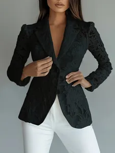 Dettaglio di elegante blazer in pizzo nero con scollo a V e motivo floreale raffinato