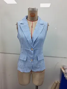 Gilet senza maniche a righe blu con collo a revers e bottoni su un manichino sartoriale.