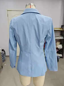 Vista posteriore di un blazer azzurro sfiancato da donna con eleganti dettagli sartoriali.
