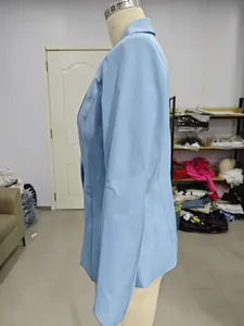 Vista laterale professionale di un blazer azzurro sfiancato su un manichino da sartoria