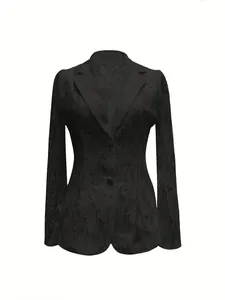 Dettaglio dell'elegante blazer in pizzo nero con motivi floreali e scollo a V raffinato