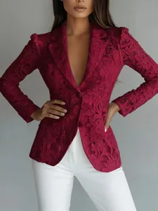 Dettaglio di un elegante blazer in pizzo rosso vino con motivo floreale semitrasparente