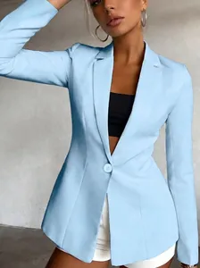 Vista dettagliata di un blazer azzurro sfiancato con chiusura a un bottone
