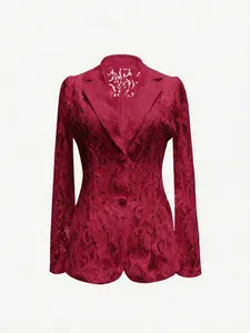 Vista dettagliata di un elegante blazer in pizzo bordeaux con motivo floreale velato