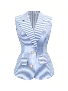 Dettaglio del gilet blazer senza maniche a righe bianche e blu con bottoni di perle.