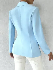 Vista posteriore di un blazer sfiancato azzurro da donna che mostra i dettagli della vita
