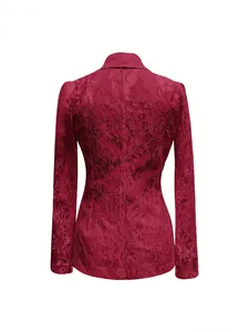 Vista posteriore di un elegante blazer in pizzo bordeaux con trama floreale