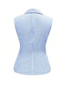 Vista posteriore di una camicia senza maniche a righe bianche e blu avvitata donna