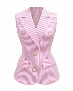Vista frontale del gilet senza maniche a righe rosa e bianche con bottoni in perle