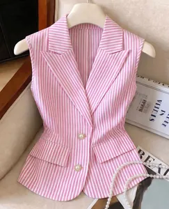 Vista dettagliata di un elegante blazer smanicato a righe bianche e rosa con bottoni perla