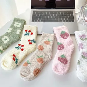 Calcetines suaves de forro polar coral con lindos patrones de frutas y flores.