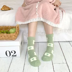 Calcetines acogedores de forro polar coral verde con flores para el invierno y la comodidad