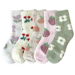 Cinco pares de calcetines térmicos de forro polar coral con dibujos de frutas y flores.