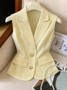 Dettaglio del gilet smanicato a righe gialle con bottoni di perla e revers