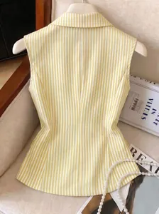 Camicia senza maniche a righe gialle e bianche con design aderente per l'estate