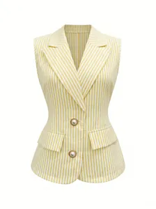 Dettaglio della camicia senza maniche a righe gialle e bianche con bottoni di perle.