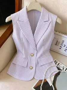 Dettaglio del gilet senza maniche a righe viola con bottoni di perle e rever