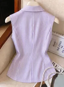 Vista posteriore dettagliata di camicia senza maniche a righe viola sciancrata