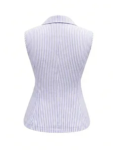 Vista posteriore di una camicia senza maniche a righe bianche e blu con vita sottile