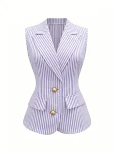 Vista dettagliata del gilet senza maniche a righe viola da donna con bottoni di perle.