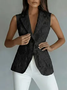 Detailaufnahme einer schwarzen ärmellosen Spitzenweste mit spitzem Revers und Blumenmuster