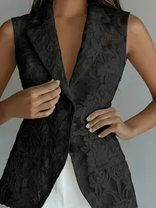 Detail eines schwarzen ärmellosen Spitzenblazers mit aufwendigem Blumenjacquardmuster