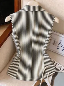Vista posteriore di una camicia a righe senza maniche con vita aderente e revers.