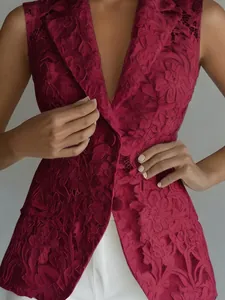 Detailaufnahme des burgunderroten Spitzen-Blazers ohne Ärmel mit floraler Textur