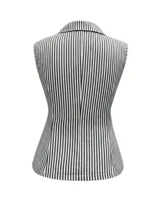 Vista posteriore di una blusa senza maniche a righe bianche e nere con vita attillata