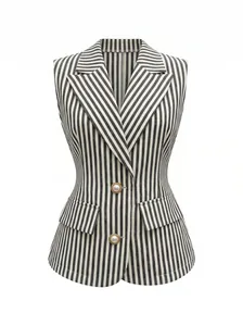 Dettaglio del gilet blazer smanicato da donna a righe bianche e nere con vita segnata.