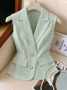 Dettaglio del blazer senza maniche a righe bianche e verdi con bottoni di perle.