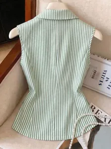 Dettaglio posteriore di una camicia senza maniche a righe bianche e verdi con vita sciancrata