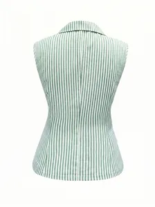 Vista posteriore dettagliata di una camicia senza maniche a righe verticali verdi e bianche