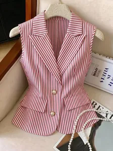 Dettaglio di un elegante gilet senza maniche a righe rosa e bianche con bottoni di perla