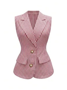 Dettaglio di un blazer senza maniche a righe bianche e rosse con bottoni di perle oro