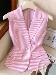 Elegante gilet blazer sciancrato a righe rosa e bianche con bottoni decorativi in perla