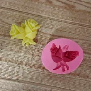 Gedetailleerd overzicht van een roze siliconen mal met 2 rozen en een gele bloem