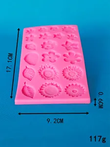 Close-up detail of pink floral silicone mold with dimensions 17.1x9.2cm and 117g weight