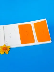 Primo piano dettagliato dello stampo in silicone per carte da poker e decorazioni dolci