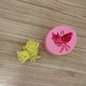 Gedetailleerd overzicht van roze siliconen mal met gele roos fondant decor op hout