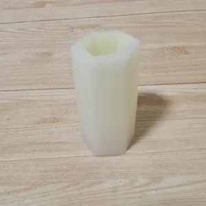 Vista detallada de un molde de silicona hexagonal translúcido para manualidades DIY