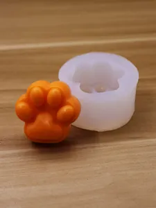 Detaillierte Ansicht der Katzenpfote Silikonform mit orangefarbenem Produkt